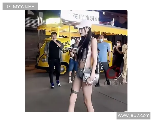 日本综艺节目中足球明星意外露臀引发热议网友纷纷围观评论不断 日本综艺节目中足球明星意外露臀引发热议网友纷纷围观评论不断